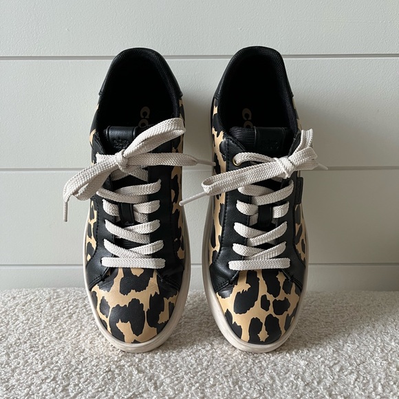 Coach sneaker size 5.5 (run 1/2 size large) - Picture 1 of 6